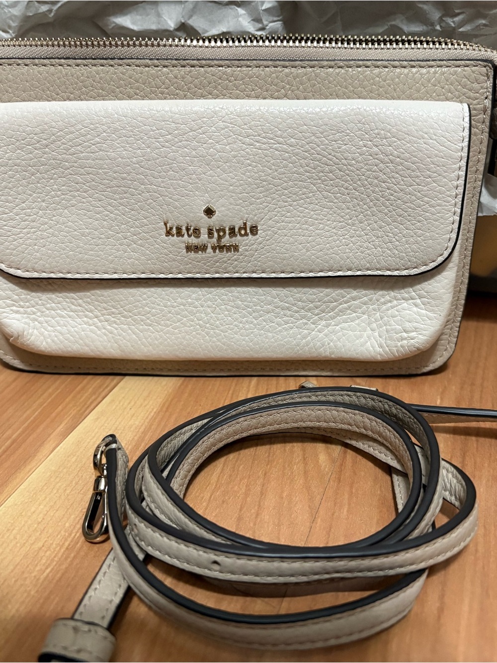 Kate Spade Leila Small
Crossbody Bag